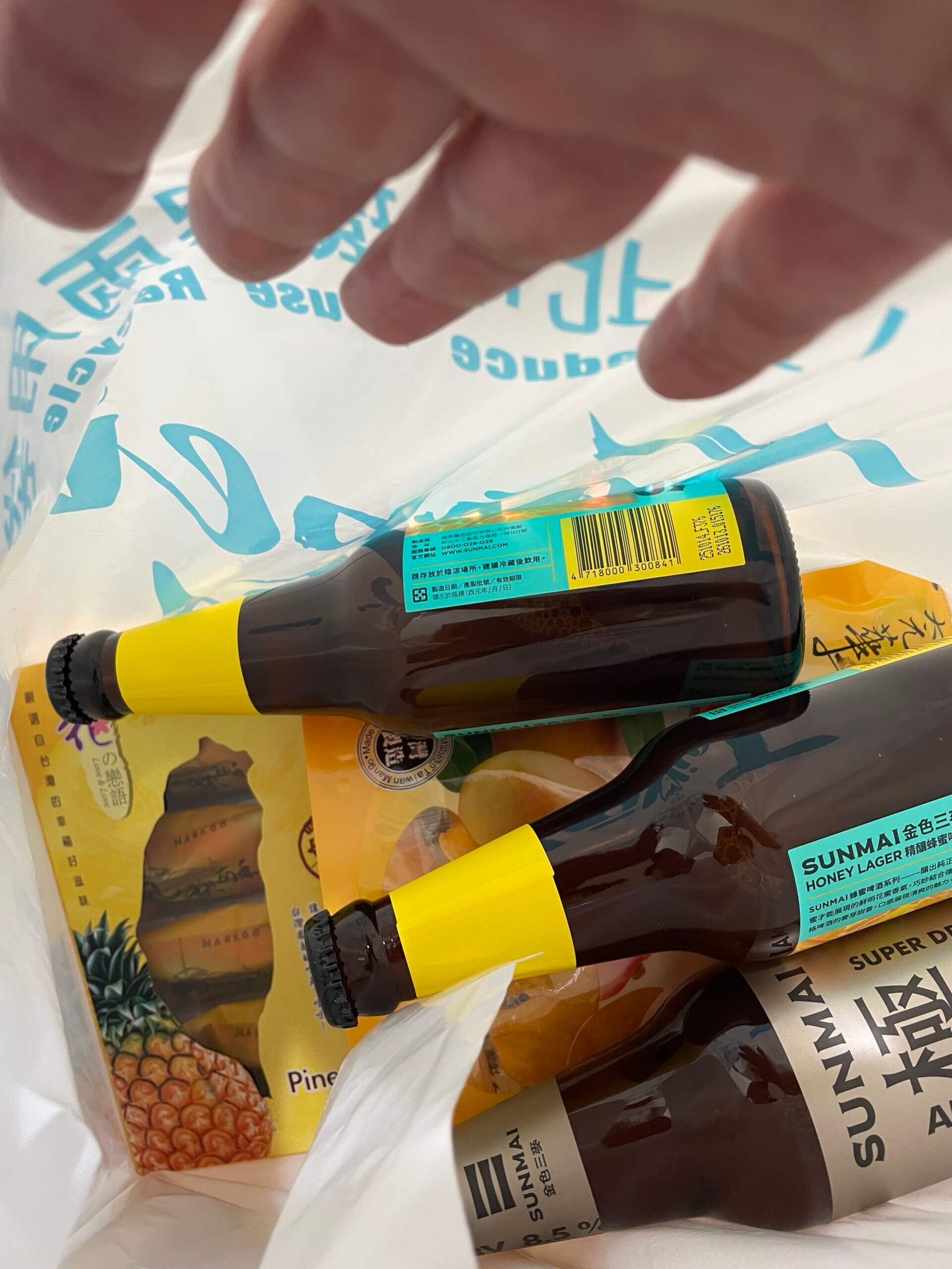 台湾のドンキ、カルフールにてパイナップルケーキとクラフトビール